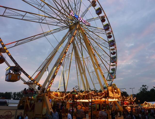 Das Riesenrad ist ein faszinierender Hingucker.