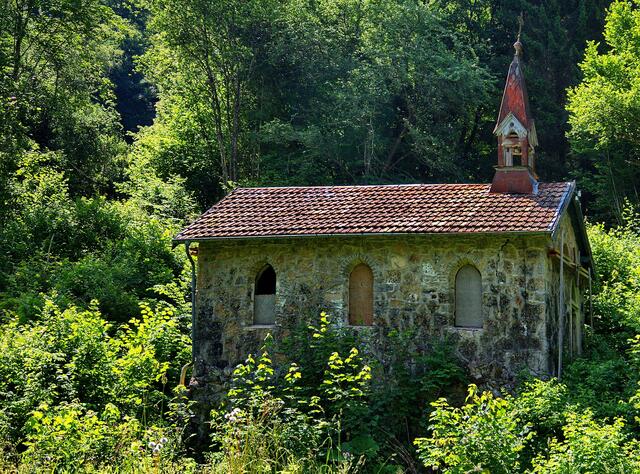 Alte Kapelle am Ufer der Wutach