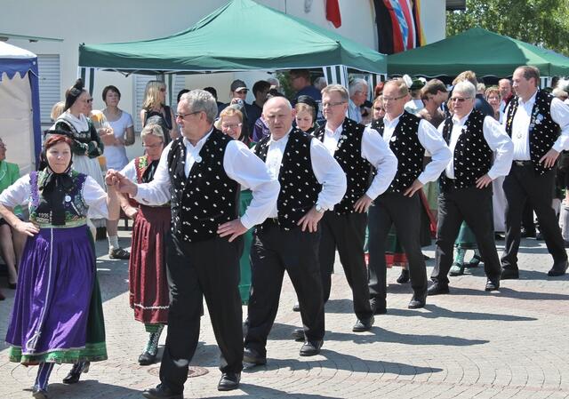 Die Volkstanzgruppe Emsdorf in der oberhessischen katholischen Tracht.
