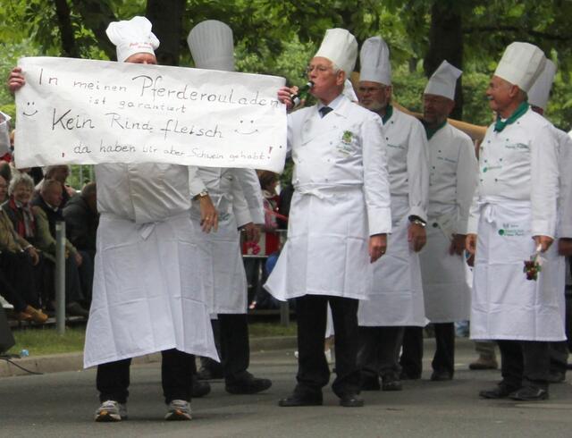 Auf dem Schild steht "In meinen Pferderouladen ist garantiert kein Rindfleisch :-) Da haben wir wieder Schwein gehabt"