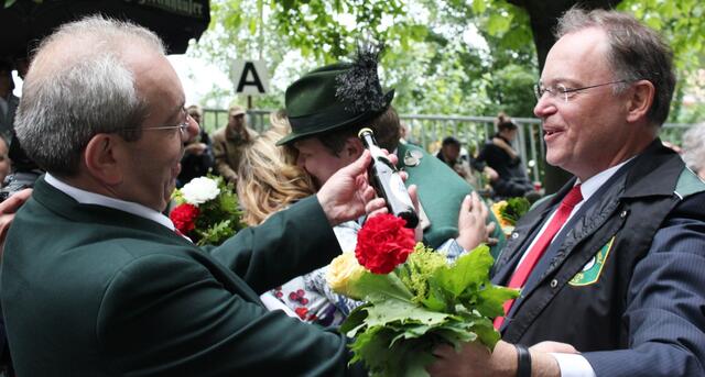 Geschenkeübergabe an Ministerpräsident Stephan Weil, welcher es sich nicht nehmen ließ mit seinem Schützenverein am Ende des 4. Zuges zu maschieren