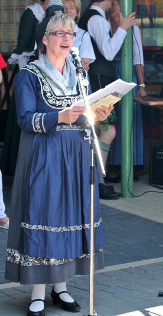 Frau Christiane Nau, Vorsitzende der Volkstanz- und Trachtengruppe Langenstein, führte durch das kurzweilige und interessante Programm des Nachmittags.