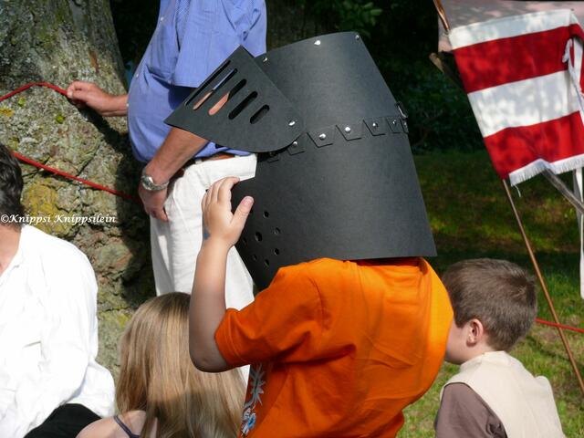 ..kleiner Mann mit großem Helm...