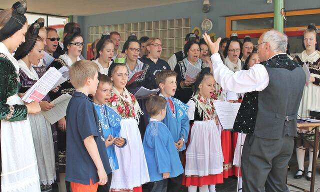 Unter der Leitung von Udo Lauer gratulierten die Mitglieder des Kinder- und Jugendchores Langenstein mit einem Liedvortrag.