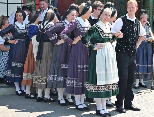 Volkstanz- und Trachtengruppe Langenstein in der Marburger evangelischen Sonntagstracht.
