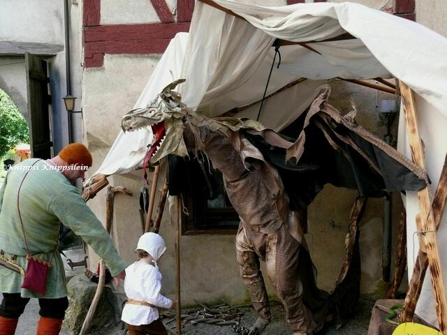 ...Kind komm, nicht dass der Drache Hunger hat....