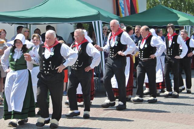 Die Godshemer Holzschuhtanzgruppe aus Odisheim bei Cuxhaven.
