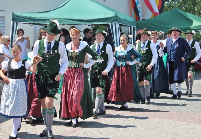 Trachten- und Heimatverein D`bayr. Bodenseer aus Lindau in der Allgäuer Gebirgstracht und der historischen Lindauer Bürgertracht.