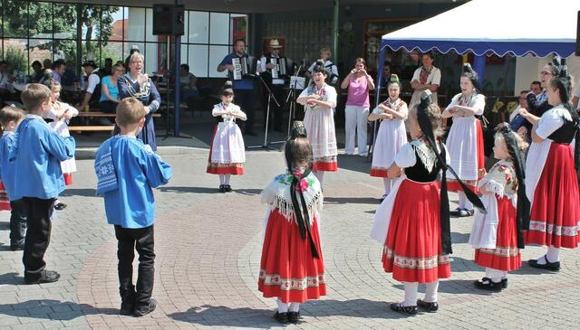 Den 'Schustertanz' präsentierten die Mitglieder der 1. und 2. Kindergruppe der Volkstanzgruppe Langenstein.