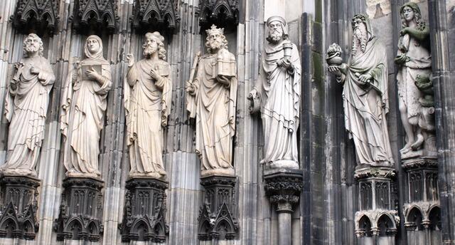 Eingangsportal des Doms