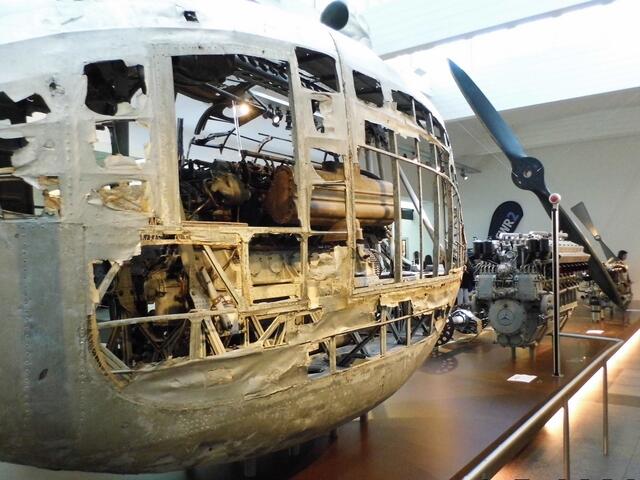 Kapsel mit Motor im Zeppelin