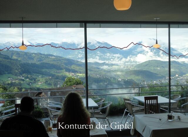 man hat versucht die Gipfel ans Fenster zu malen