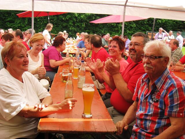 Toni mit Freunden beim Jubiläumsbesuch               der Rot-Weiß-AUSTRIA Stockschützen