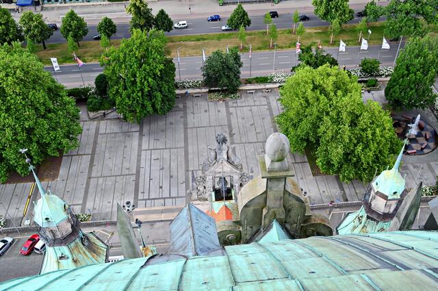 Ein letzter Blick herunter von der Rathauskuppel. Und gaaaanz unten sitzen zwei aus der DoRu ... (Ich weiß genau wo !!!)