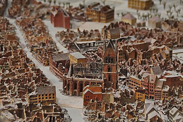 1945 - im Zweiten Weltkrieg wurde nicht nur die Marktkirche bei Luftangriffen fast völlig zerstört.