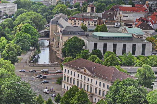 Blick auf dem Niedersächsischen Landtag und daneben die Leine
