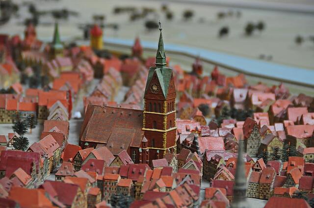 Mit 97 m überragt der Kirchturm der Marktkirche die Altstadt.