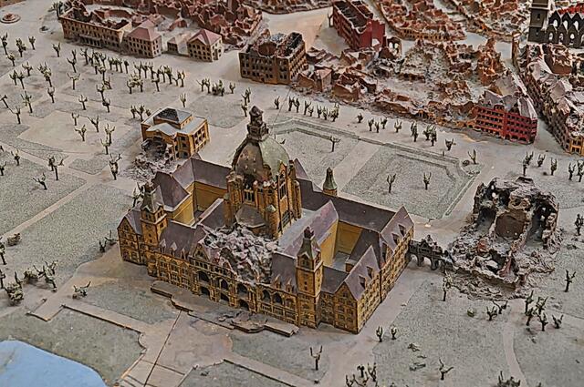 1945 - ein trostloser Anblick: das Neue Rathaus ist in Teilen zerstört ...