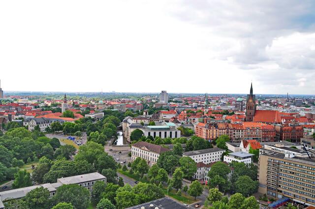 Blick hinüber zur Marktkirche. Heute überragt der Kirchturm wieder die Stadt ...