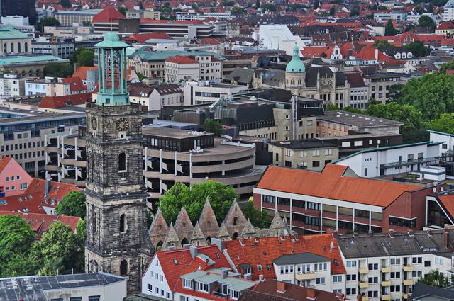 Unter uns liegt Hannover - wir schauen auf die Aegidienkirche, die 1943 zerbombt wurde. Nie wieder aufgebaut, mahnt sie zur Sinnlosigkeit der Kriege ...