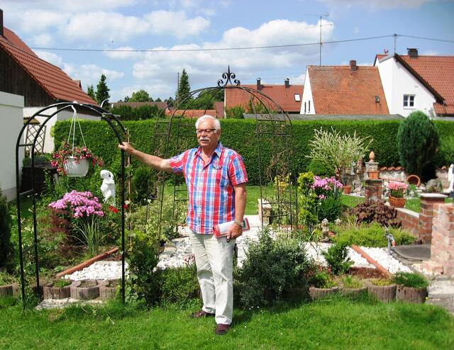 sein drittes Hobby ist der Garten                                mit Swimmingpool, Gartenlaube,                  Steingarten und Liegeplatz                                  einschl. myheimat-Journal in Händen