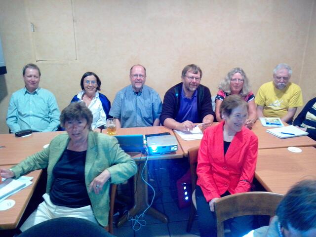 Am Vorstandstisch vlnr:  Wilhelm Zabel(1), Almuth Peters-Bröking(2), Siegfried Lemke(2+3), Hans Peter Wendorff(4+6), Antje Schenke(3+5),Harald Knust(4) links davor: Erika Becker(2); (1) Fluglärm AG der Regions-Grünen, (2) Umweltschutzverein, (3) BI Isernhagen,(4)BIGUM Garbsen(5) Grünes Ortsratsmitglied Neuwarmbüchen,(6) Fluglärmschutzkommission