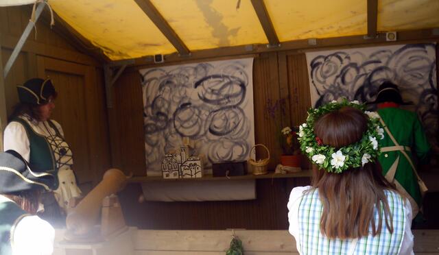 Hier wird mit Kanonen auf unsere Stadt geschossen.