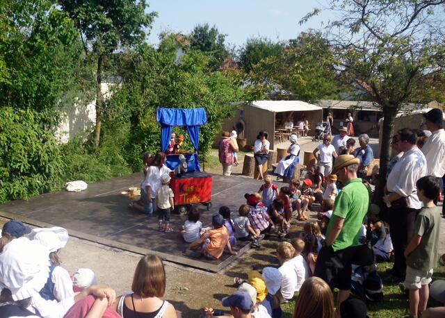 Ein Kasperltheater hat viele Zuschauer