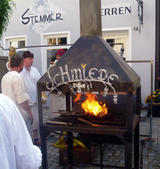 Sie haben ihr Eisen im Feuer