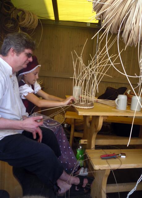 Auch hier versucht sich ein Madl am Korbflechten