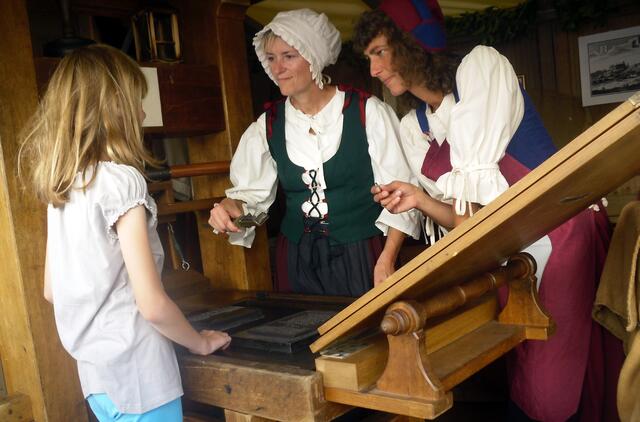 Das Madl lauscht den Erklärungen