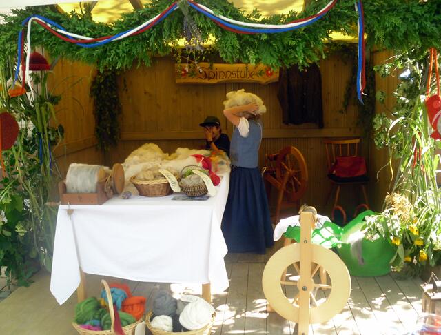 Und die rohe Wolle wird auf den Kopf gepackt