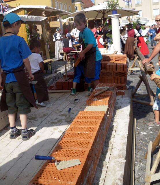 Buben versuchen sich erfolgreich als Maurer