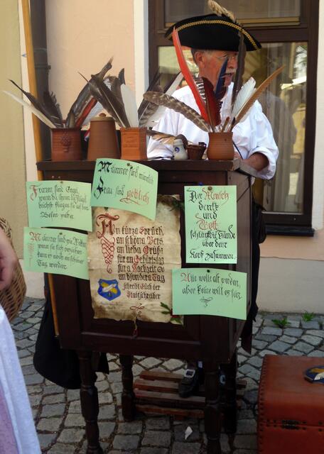 Er kann mit der Feder umgehen