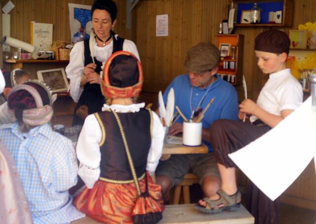 Kinder bekommen erklärt welche Federn von welchem Tier zum Schreiben gebraucht wurden