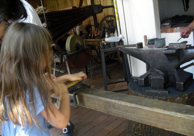 Das Mädchen versucht sich auch mal