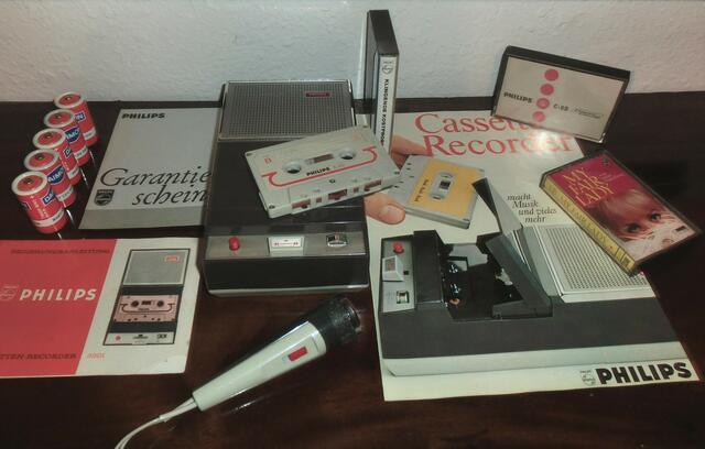 Auslieferungs-Set 1964: Cassetten-Recorder EL 3301, Mikrofon, Leercassette (2.te Generation), Anleitung, Garantiekarte, sowie Kostproben-Cassette...