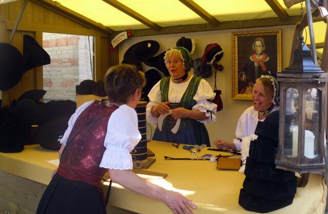 Hauben und Hüte gibt es hier