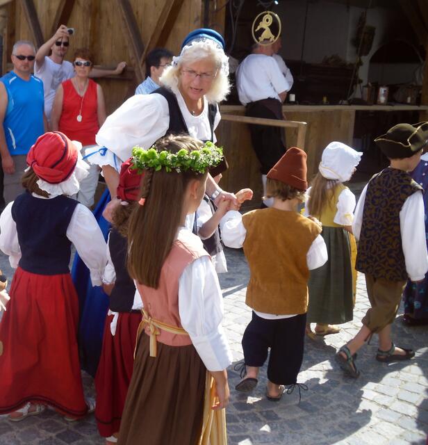 Auch ein Kindrgarten geht zu einem Auftritt