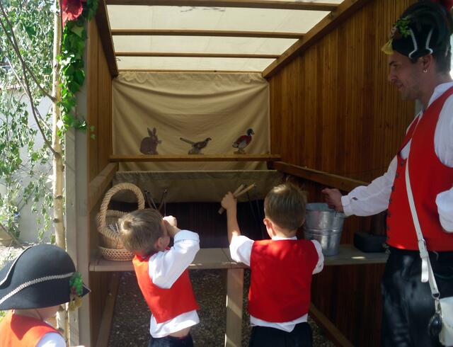 Auch mit der Steinschleuder zu schießen ist nicht einfach