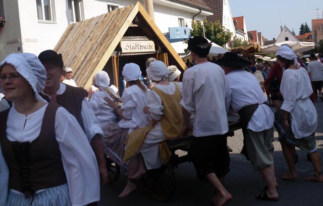 Da hab ich die Gruppe aus der Badtube nur noch von hinten gesehen. Wen sie wohl mit Gewalt zum Baden holen?