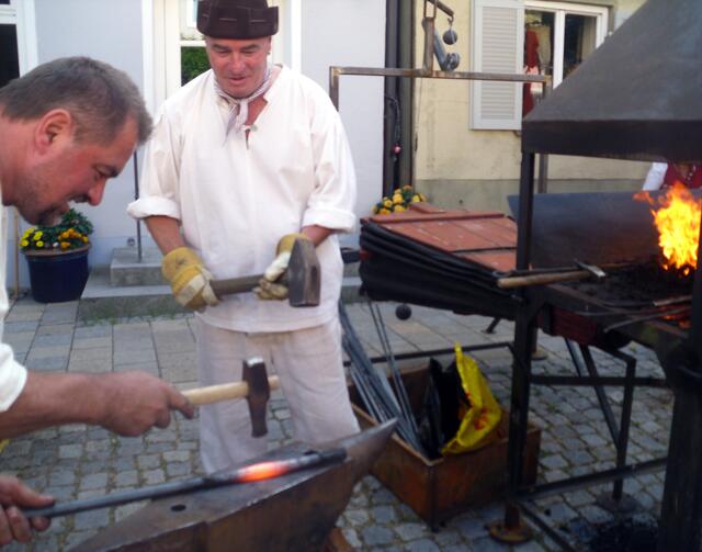Soll das eine Riesennadel werden und ein Nadelöhr wird reingeschlagen