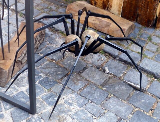 Diese Riesenspinne ist auch ein Werk  von dem Schmied