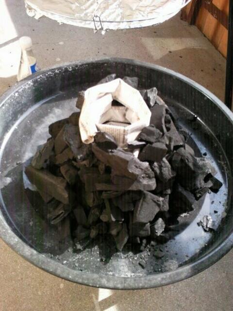 Verteile die Grillkohle so um die Flasche herum,das eine Pyramide entsteht und ziehe dann die Flasche heraus!