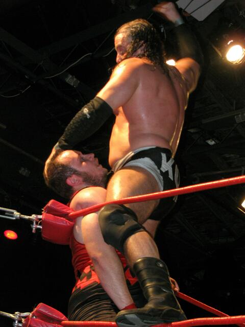 Michael Kovac hat Aaron Insane in der Ringecke
