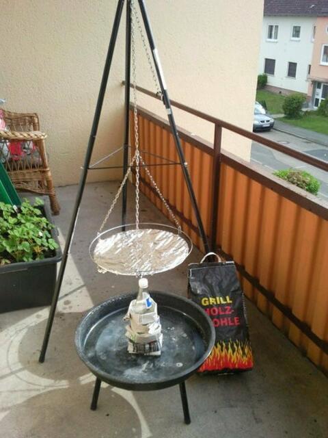 Stell die umwickelte Flasche auf deinen Grill(Funktioniert mit jedem Grill! Es muß nicht der Gleiche sein wie auf dem Foto!)