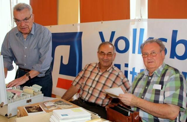 Neue Sammlerstücke werden gleich begutachtet