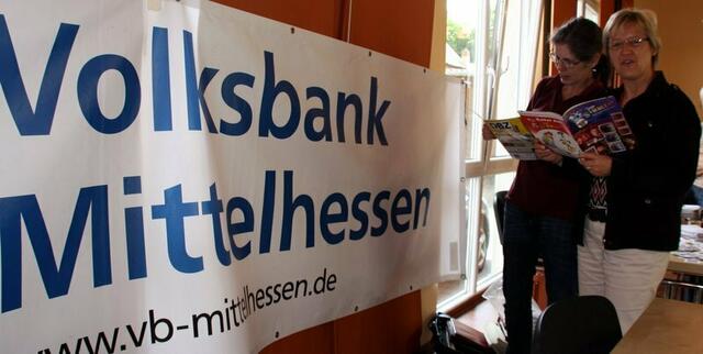 Frau Meiforth und Frau Weber beim lesen der Fachzeitschriften