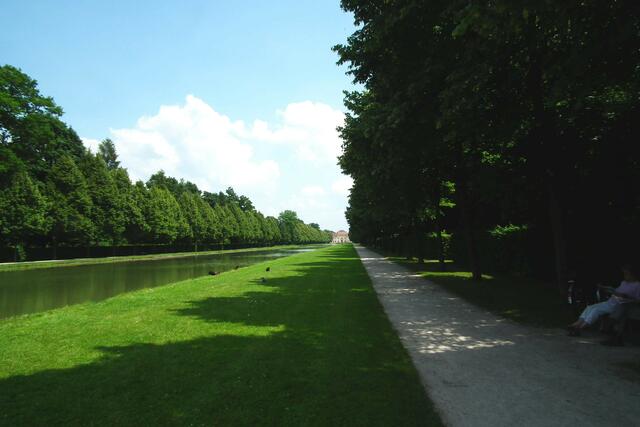 Vom Neuem Schloss Schleißheim geht es ca. 1 km durch den Hofgarten in Richtung Schloss Lustheim.