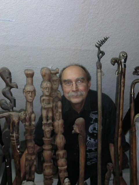 Die Ausstellung "Sticks and Stones"- sprechende Stäbe -Sprecherstäbe mit Sammler und Museumsmacher Michael Stöhr